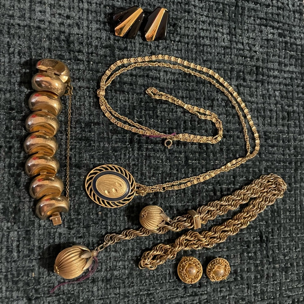 Gold-Tone Vintage Style Pendant Necklace and Earrings Set